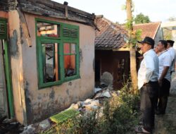 Arsan Latif PJ Bupati Bandung Barat, Kunjungi rumah warga yang kebakaran.