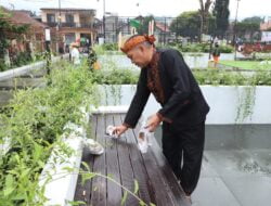 Baru 2 hari di resmikan, sampah berserakan di alun alun lembang