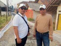 Warga Rancakuda Swadaya Cor Jalan Desa 120 Meter, Kades Citapen Turut Turun Tangan